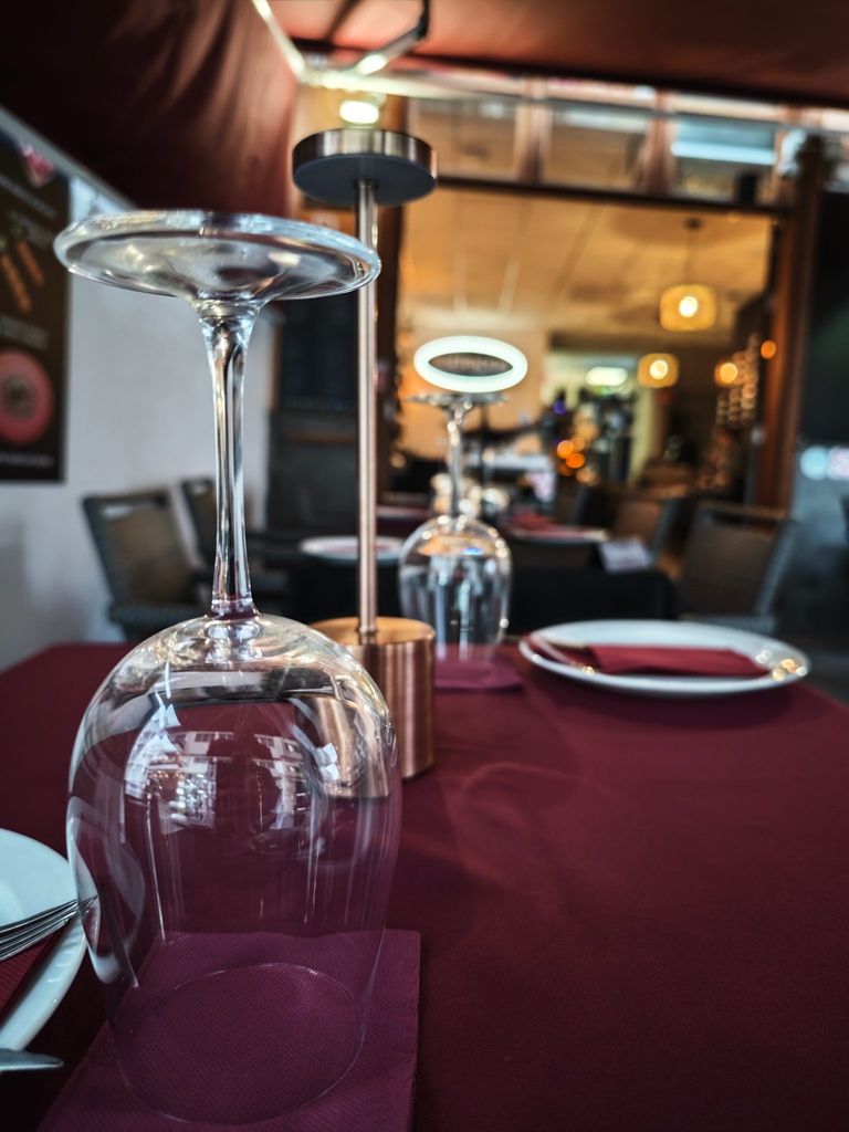 Mesa preparada con copa de vino en Ibéricos Gastro-Bar