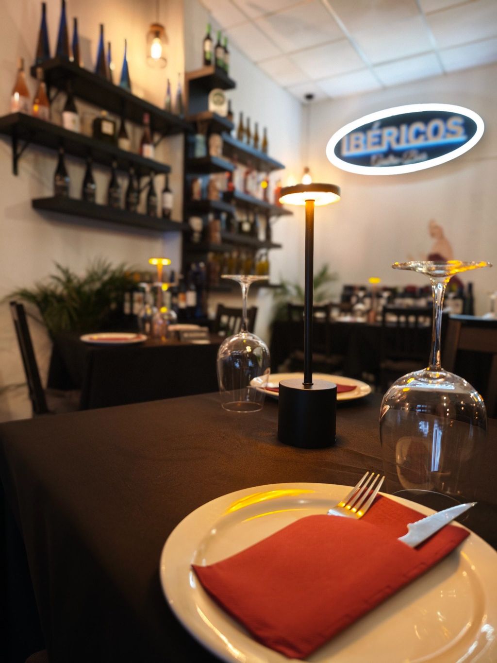 Interior de Ibéricos Gastro-Bar en Puerto de la Cruz con mesas preparadas y ambiente cálido